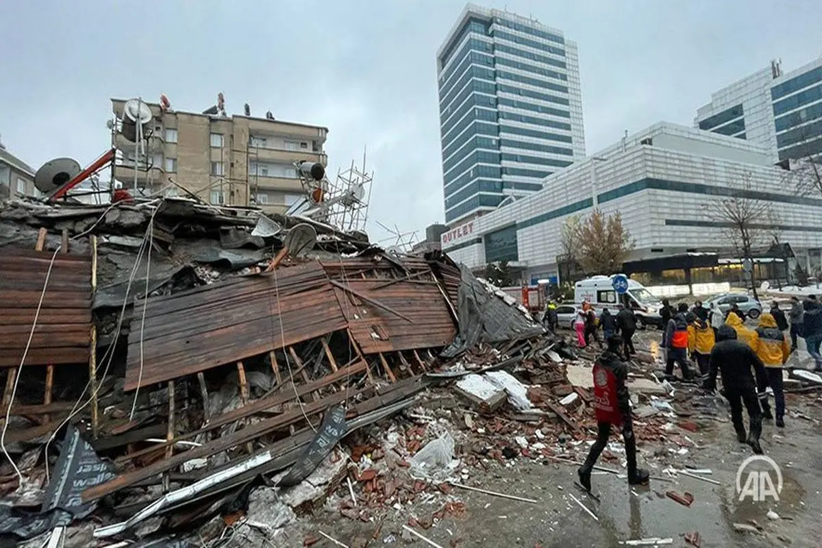 ببینید/ ریزش هولناک یک ساختمان 7 طبقه در ترکیه