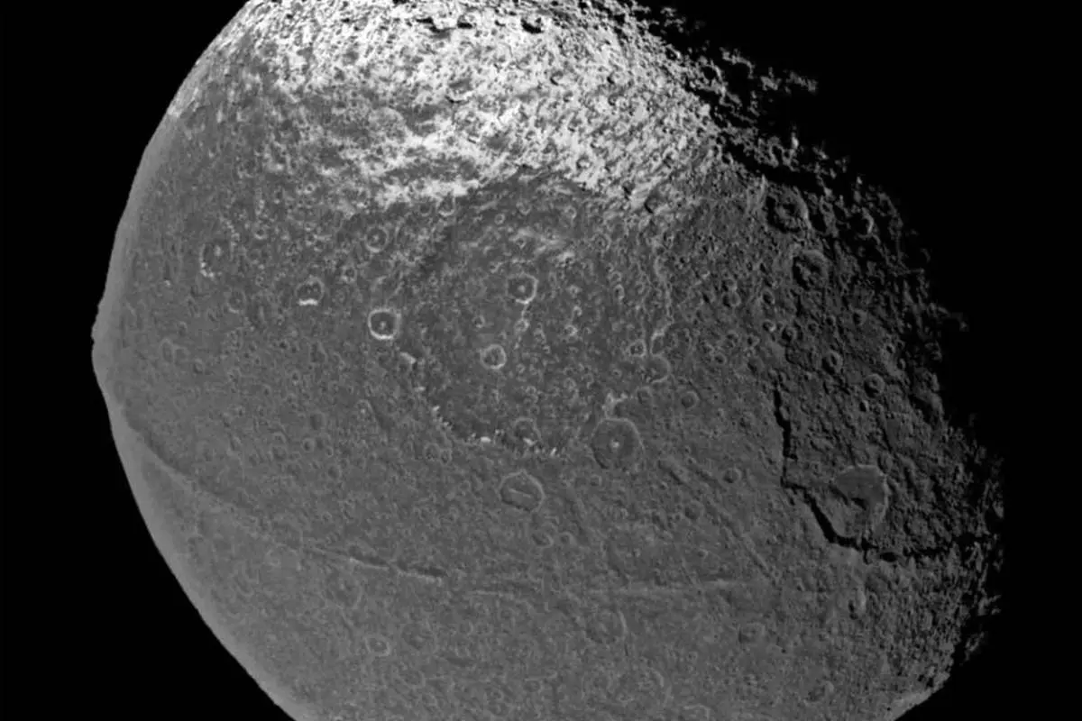 عکس روز ناسا: سطح عجیب و غیرعادی یاپتوس، قمر زحل + عکس