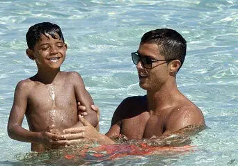 فیلم | شنا یاد دادن رونالدو به پسرش در منزل شخصی