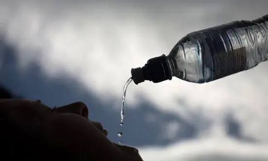 با نوشیدن بیش از حد آب چه اتفاقی برای بدن می‌افتد؟!