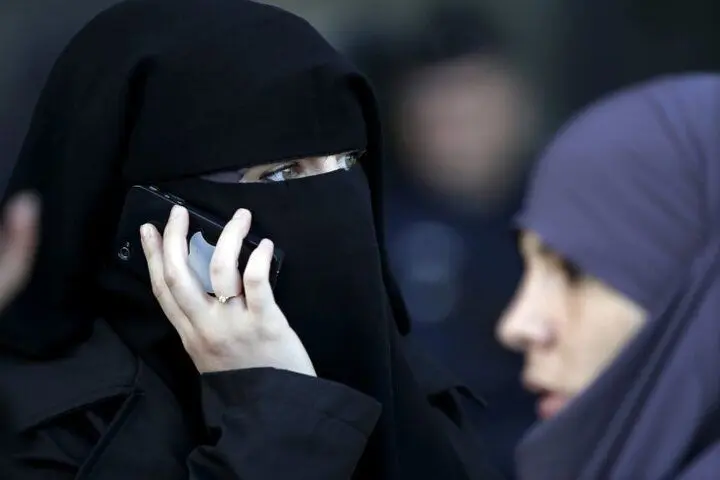 فیلمی از حمله پلیس فرانسه به زن محجبه و برداشتن حجاب از سر او