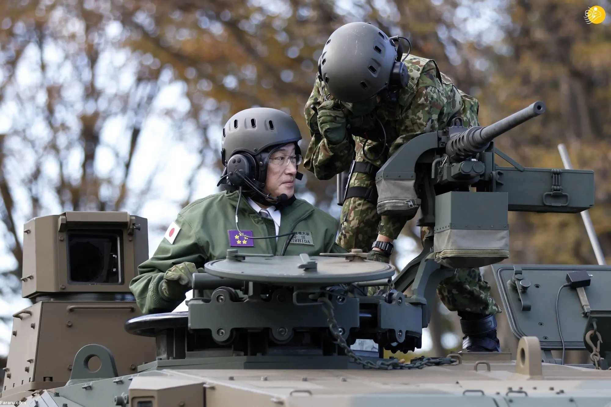 نخست وزیر ژاپن سوار تانک شد +عکس