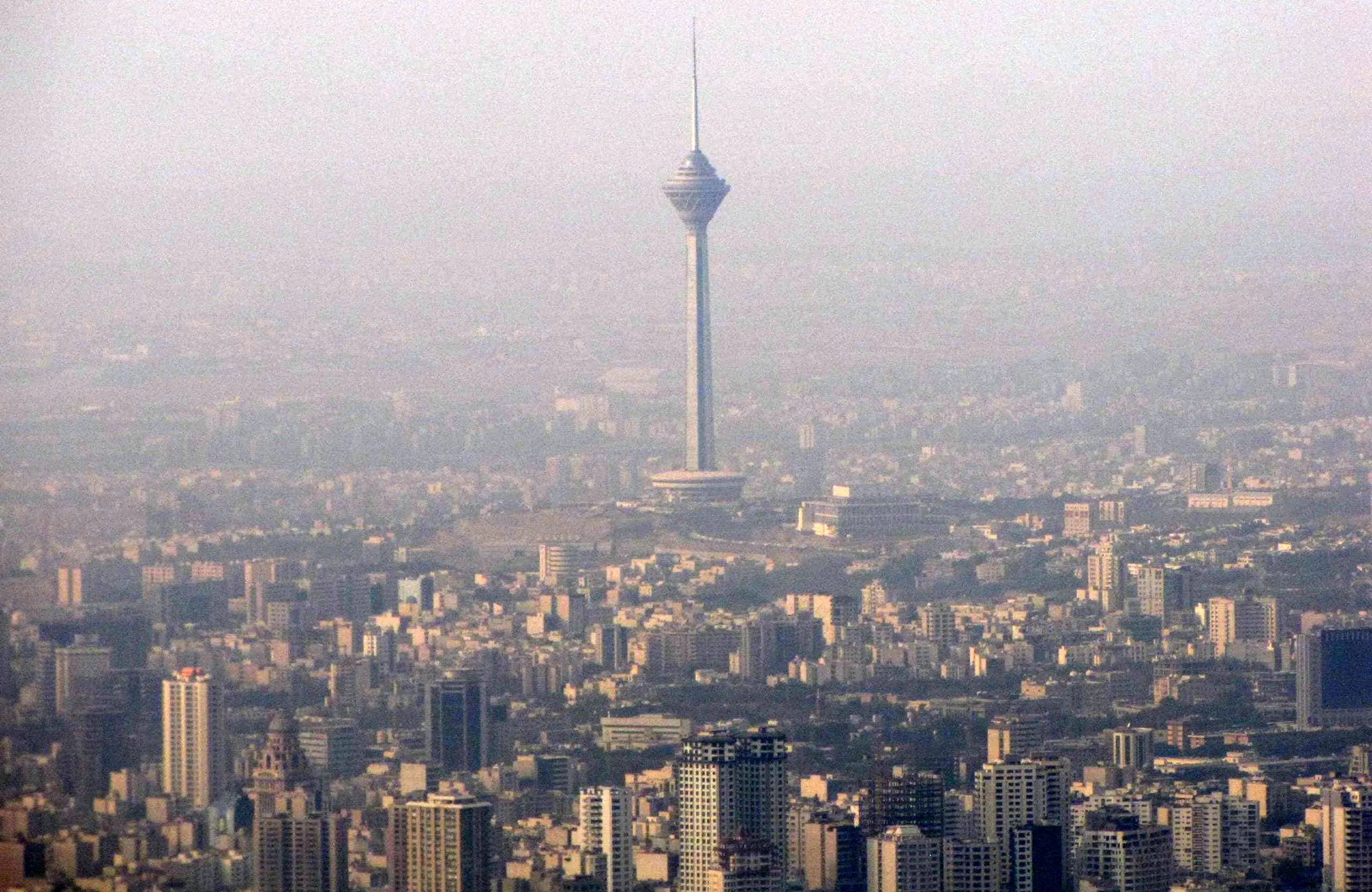 آلودگی هوا مدارس تهران را تعطیل کرد /تعطیلی موقت واحد‌های صنعتی