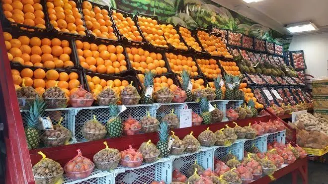 فروش ویژه میوه، آجیل، گوشت و مرغ شب یلدا / قیمت‌ها 30 تا 40 درصد کمتر از سطح شهر است