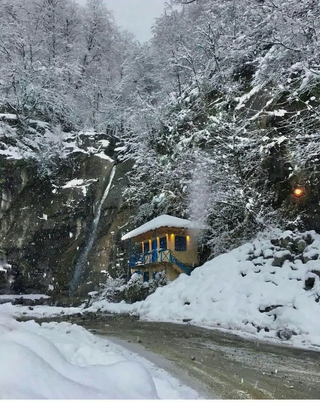 عکس/ آبشار زیبای صفارود رامسر در زمستان