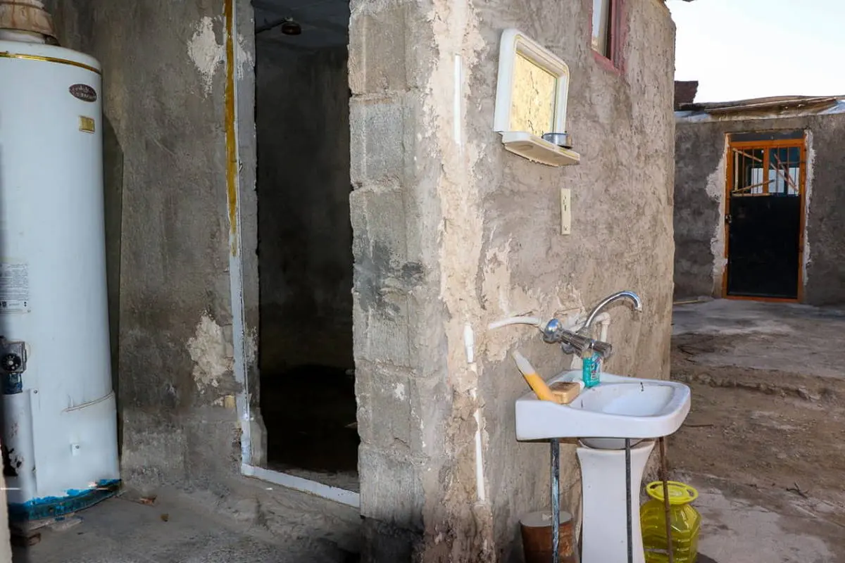 فقر از دیوارهای پاتاوه در ایران بالا می‌رود / از دستشویی و حمام همسایه استفاده می‌کنیم