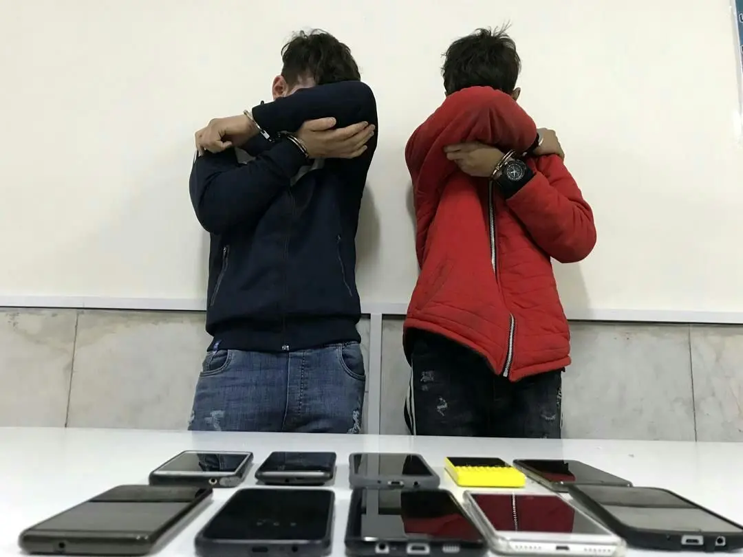 دستبند پلیس بر دستان موبایل قاپ‌های حرفه‌ای