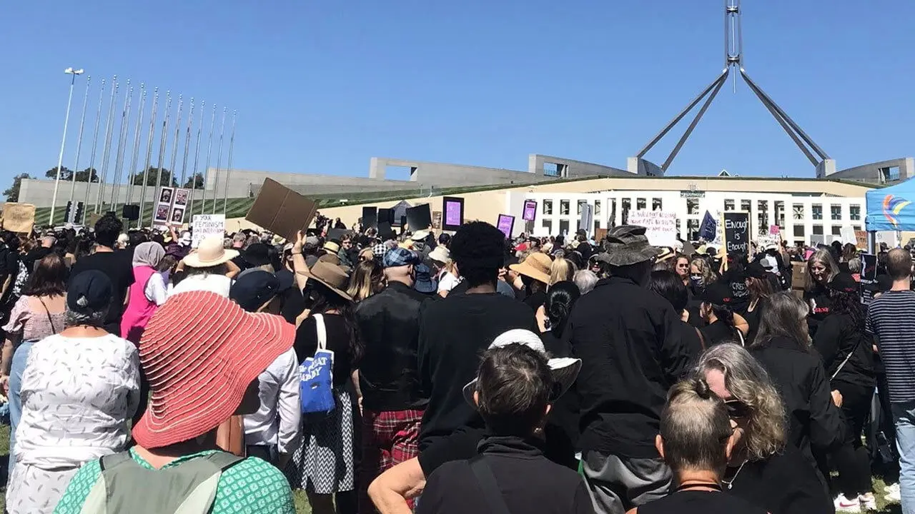 هجوم مردم به ساختمان پارلمان استرالیا + ویدئو