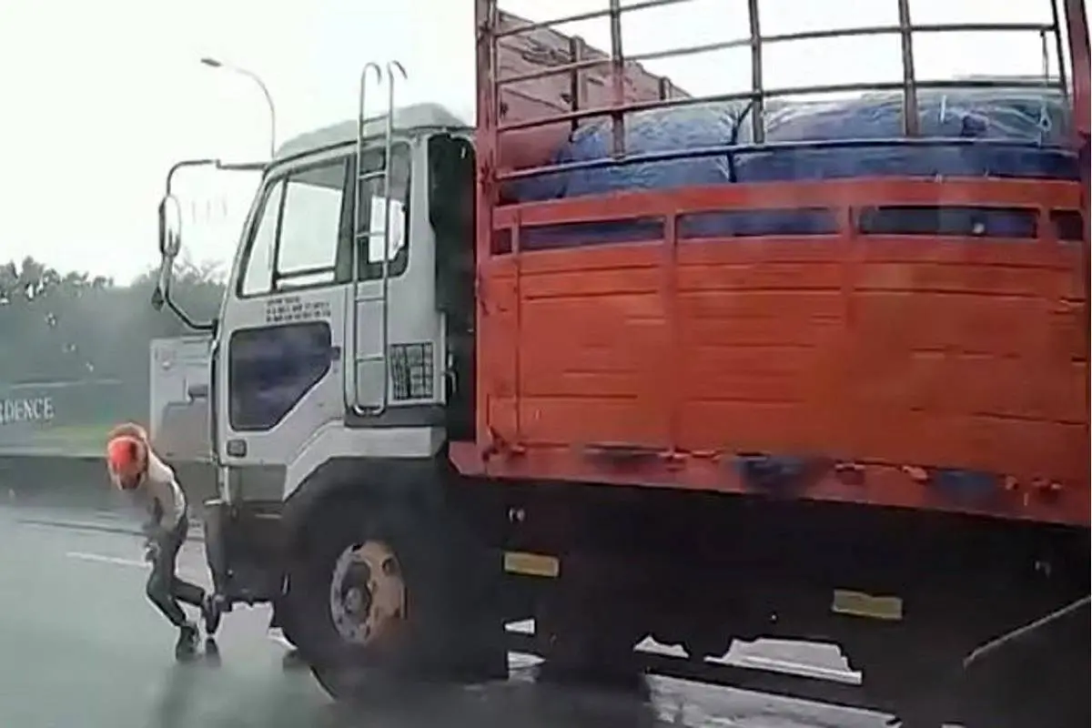نجات موتورسوار از مقابل کامیون در آخرین لحظه + ویدئو