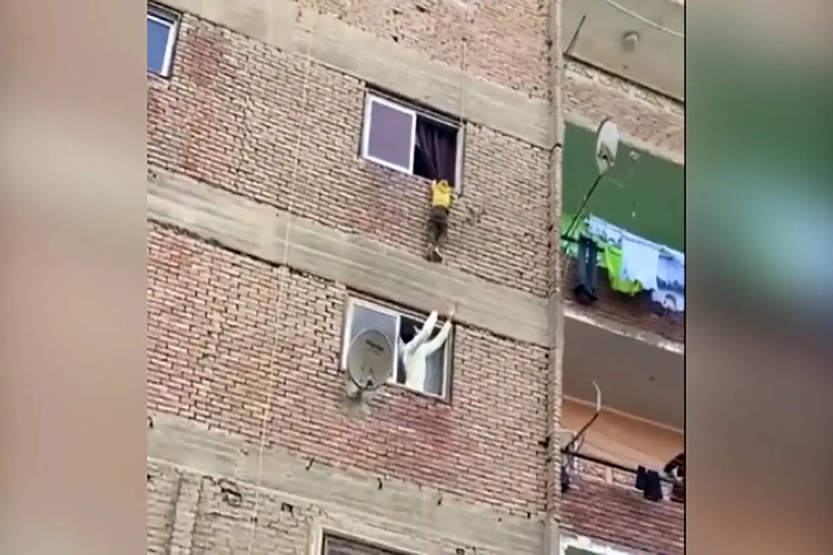 نجات یک کودک از طبقه سوم ساختمان + ویدئو