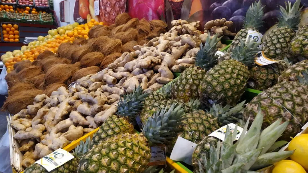 قیمت میوه‌های پرفروش / آناناس طلایی، توت فرنگی و نارگیل گران‌ترین میوه‌ها