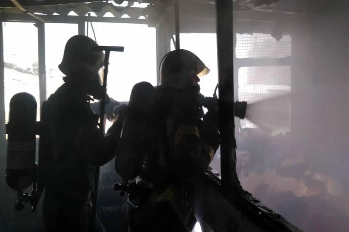 9 مصدوم و یک فوتی در آتش‌سوزی مسافرخانه‌ای در شوش + فیلم