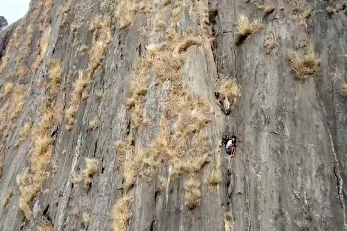 نجات کوهنورد گرفتار در شکاف یک تپه پس از ۲ روز! + ویدئو