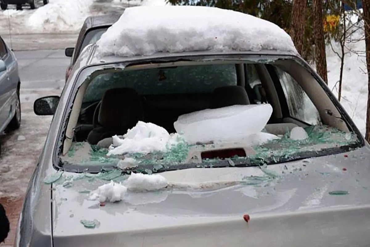 سقوط یخ روی ماشین یک زن + ویدئو