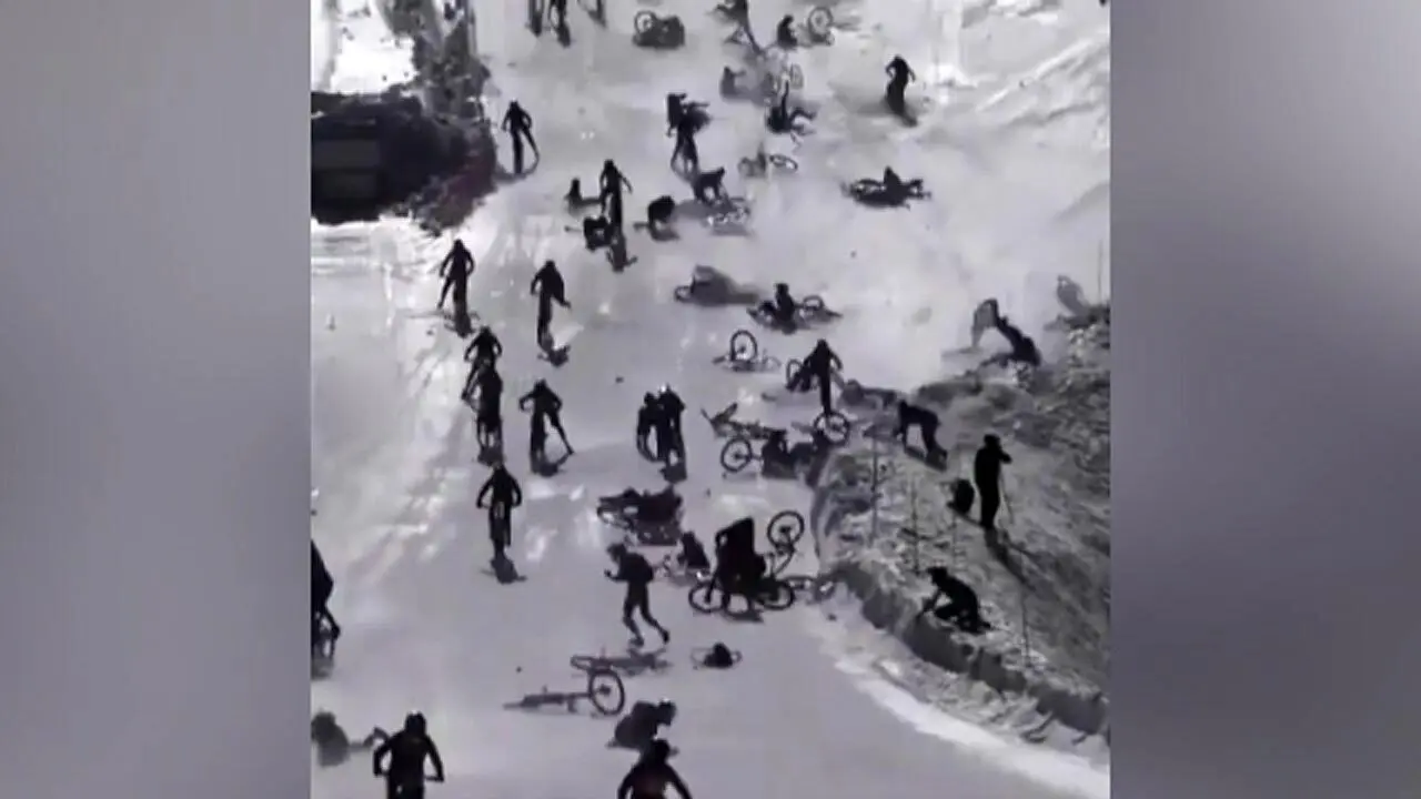 دومینوی دوچرخه سواران در پیست برفی! + ویدئو
