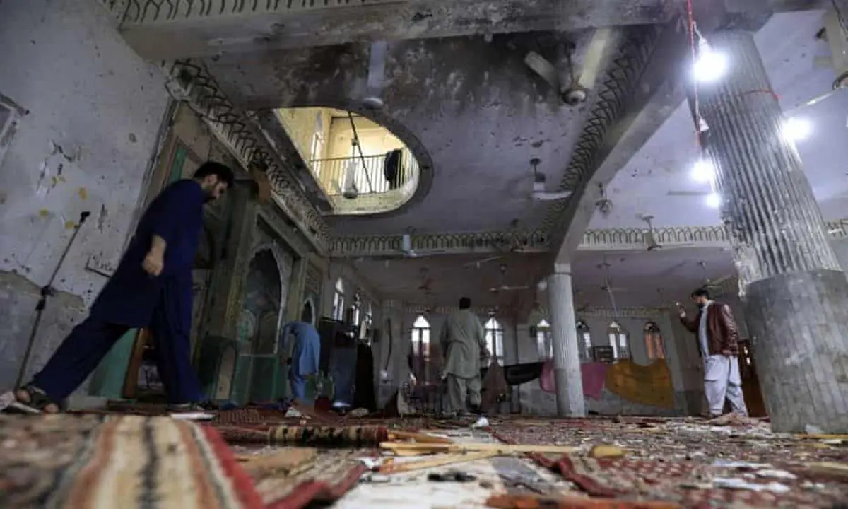 داخل مسجد شیعیان پیشاور پس از حمله انتحاری + ویدئو