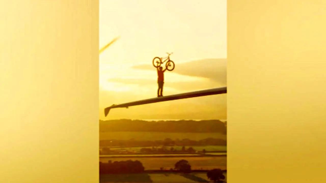 دوچرخه سواری روی توربین بادی! + ویدئو