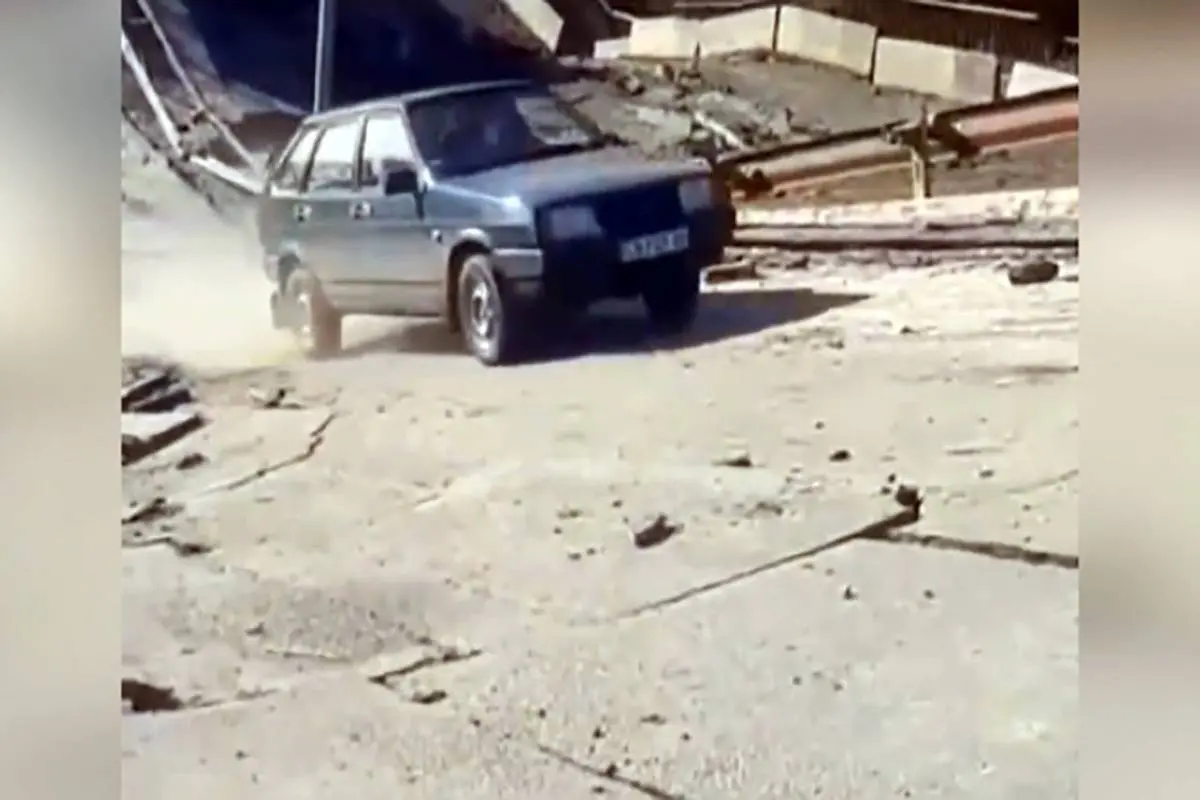 حرکت یک خودرو از روی پل تخریب شده + ویدئو