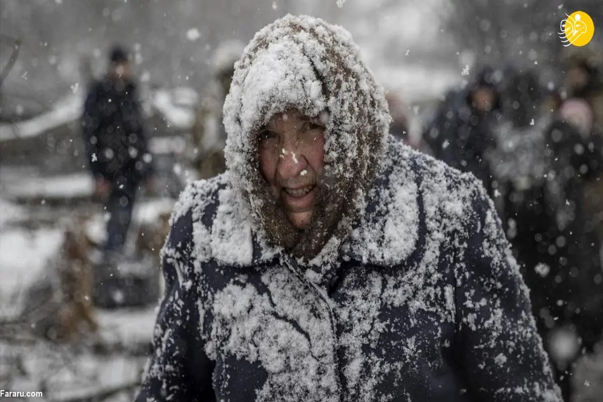 بارش برف و فرار غیرنظامیان از ایرپین اوکراین +تصاویر