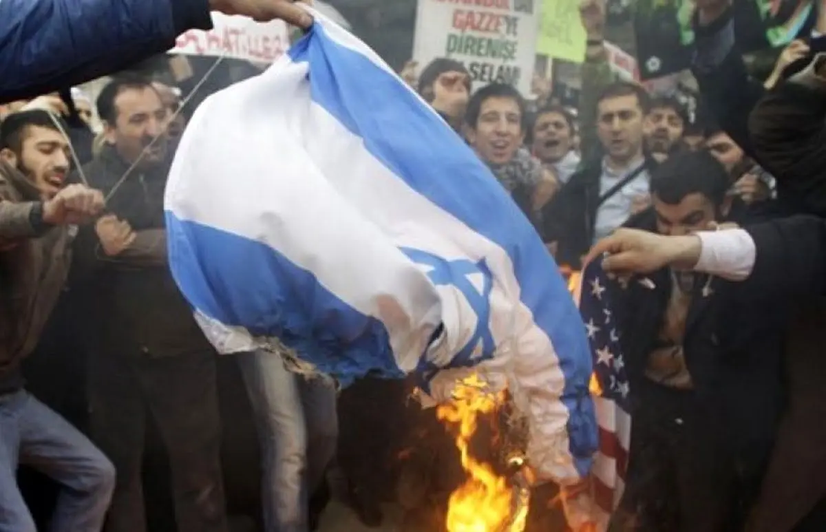 آتش زدن پرچم اسرائیل در استانبول + ویدئو