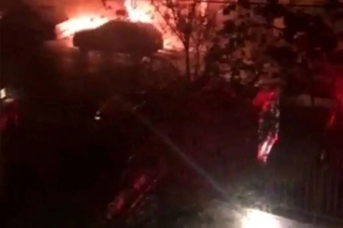 لحظه به آتش کشیدن چند خودرو در خیابان ستارخان تهران + ویدئو