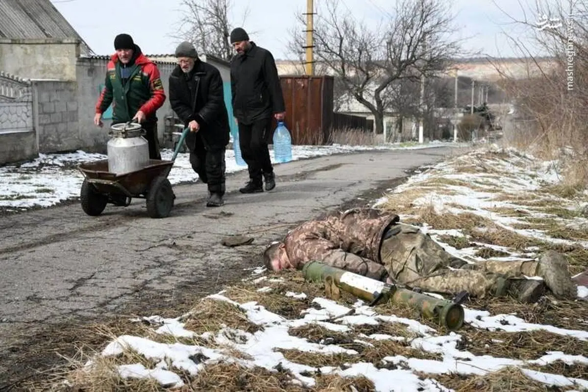 عکس/ نحوه برخورد مردم دونباس با جنازه سرباز اوکراینی!