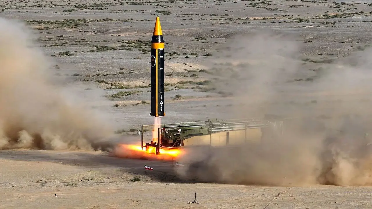رونمایی از جدیدترین موشک بالستیک ایران با نام خیبر