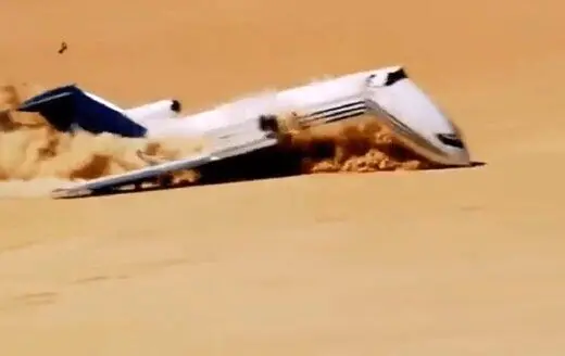 عکس | سقوط عمدی و باورنکردنی هواپیمای مسافربری در صحرا 