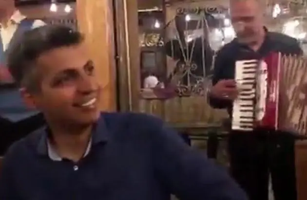 ویدیو| عادل فردوسی‌پور در رستورانی در قطر
