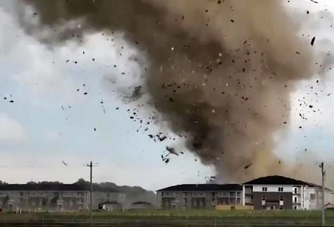 فیلم| گردباد وحشتناک یک محله را ویران کرد
