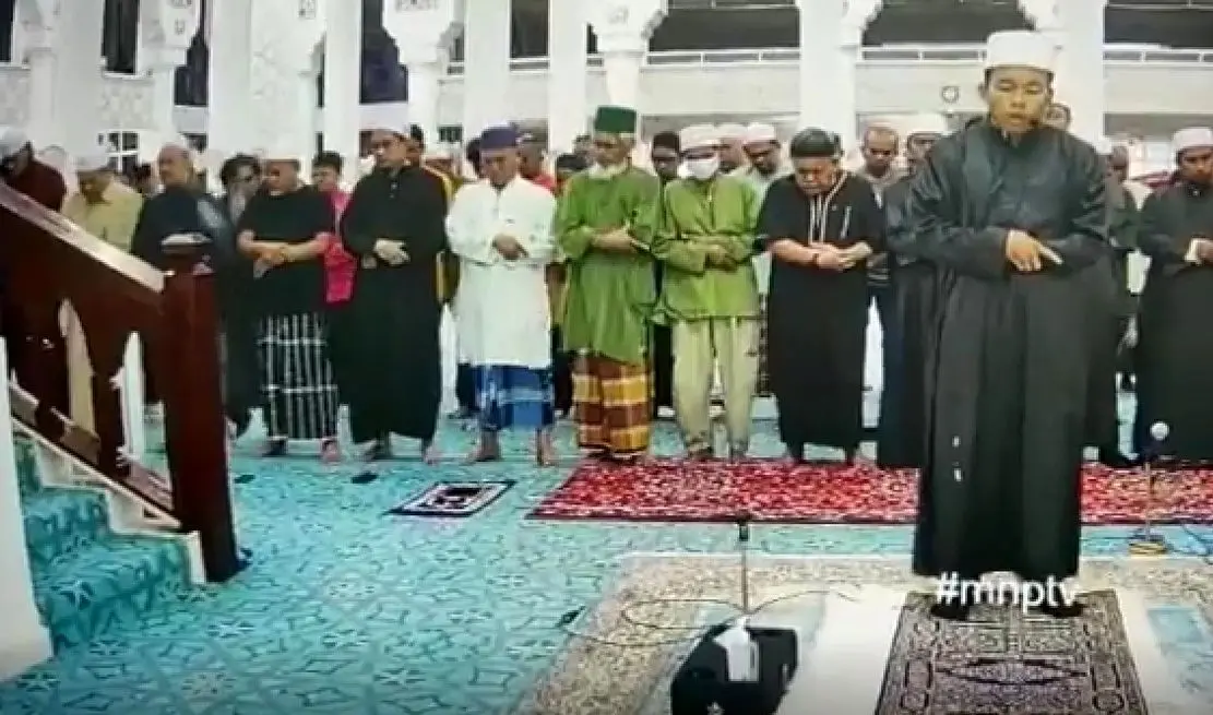 فیلمی عجیب از حمله با کفش به امام جماعت ایستاده در نماز!