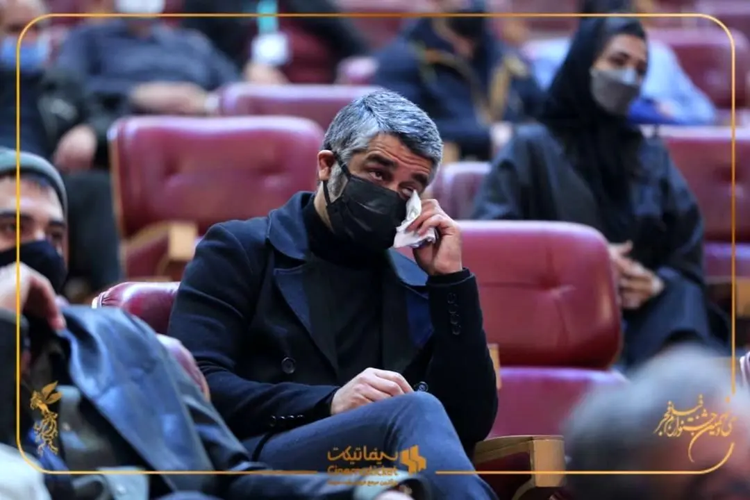 ادای احترام سینما به علی انصاریان و اشک‌های پژمان جمشیدی در اختتامیه جشنواره فیلم فجر