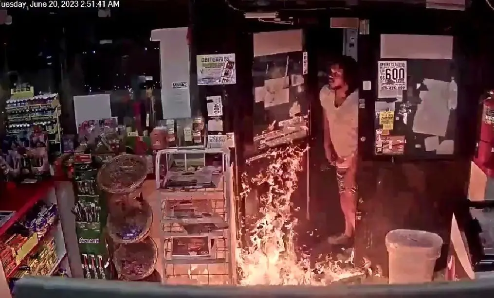 فیلم| آتش زدن عمدی یک پمپ بنزین!