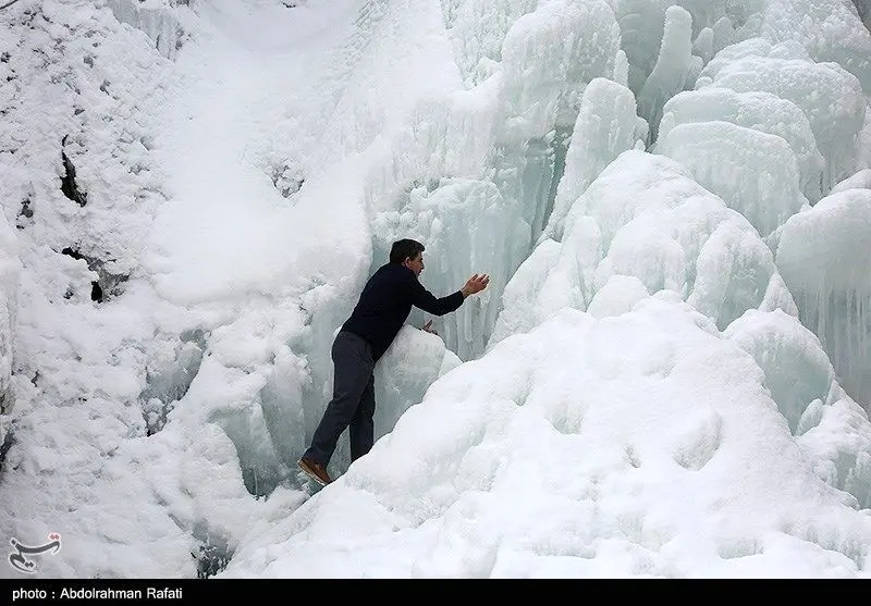 تصاویر| آبشار گنج نامه در همدان یخ زد