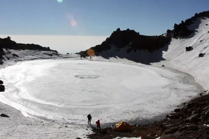 فیلم/ قدم زدن روی دریاچه یخ زده قله سبلان 