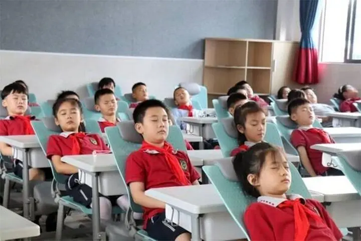 فیلم| آپشن جالب دانش آموزان چینی؛ خوابیدن وسط کلاس درس
