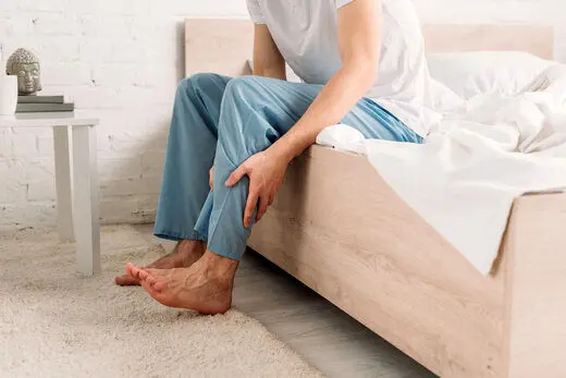  سندروم پای بی‌قرار چه علائمی دارد و چطور درمان میشود؟
