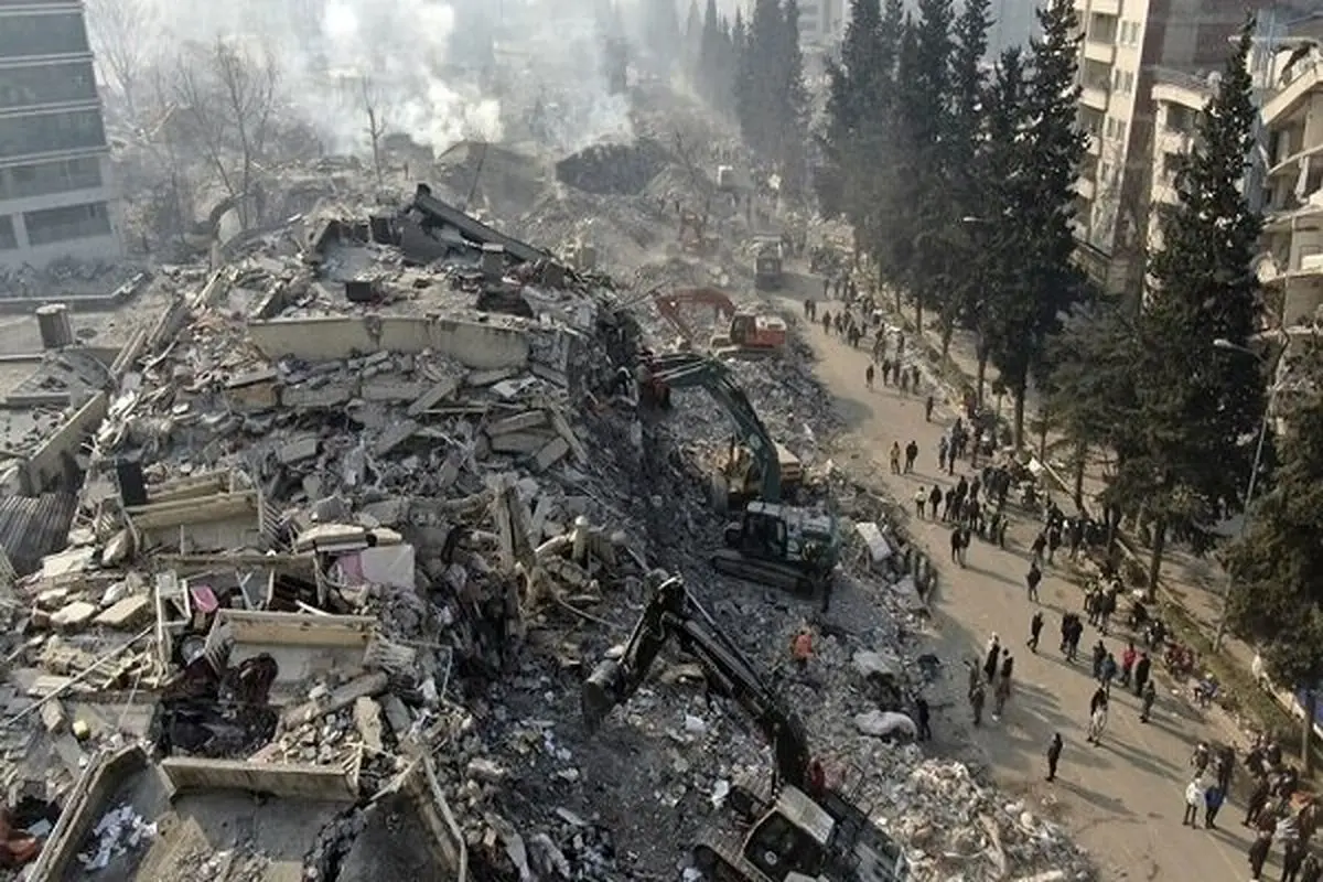 عکس | ساختمانی که فقط بالکنش پس از زلزله ترکیه به جا ماند