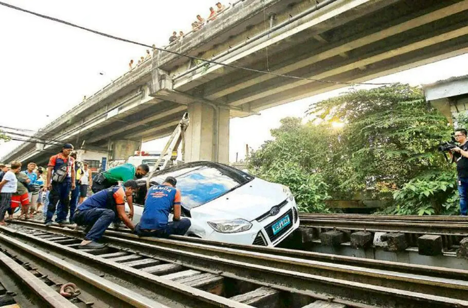 مسیریاب waze در فیلیپین یک ماشین را در ریل قطار گیر انداخت