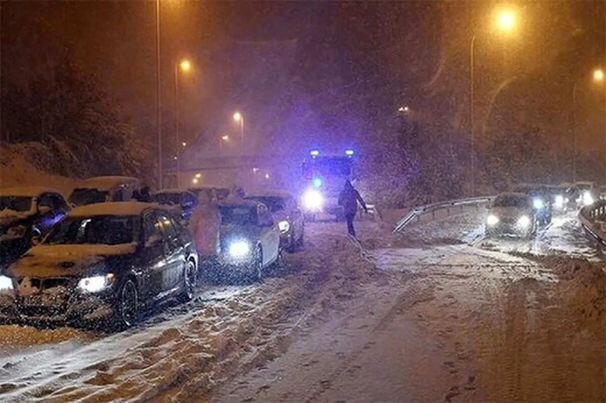 فیلم| برف، مسافران نوروزی را زمین‌گیر کرد