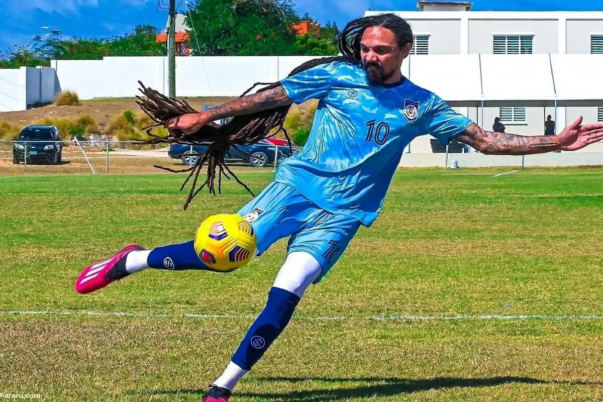 عکس/ گیس‌های عجیب و بلند یک فوتبالیست که  تا ساق پایش می‌رسد