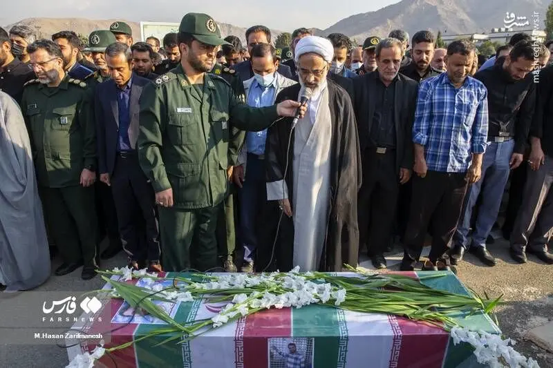 عکس| فرمانده سازمان اطلاعات سپاه در مراسم تشییع