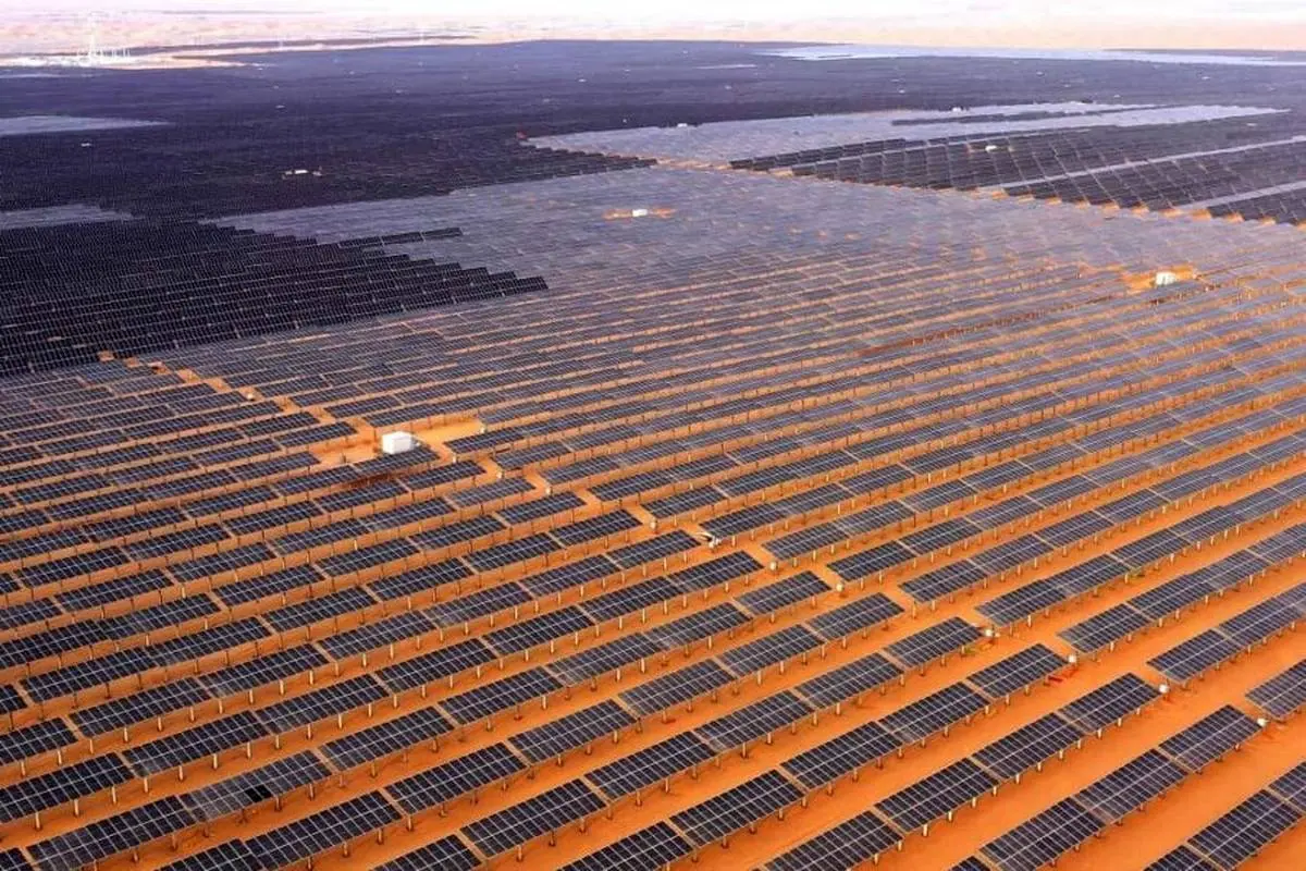 اولین نیروگاه خورشیدی-بادی صحرایی چین شروع به‌کار کرد