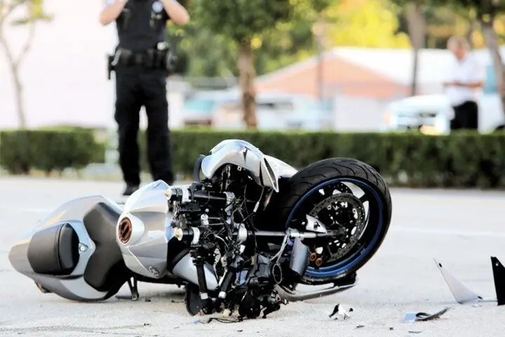 فیلم| تصادف یک موتورسوار با عابر پیاده بی‌احتیاط