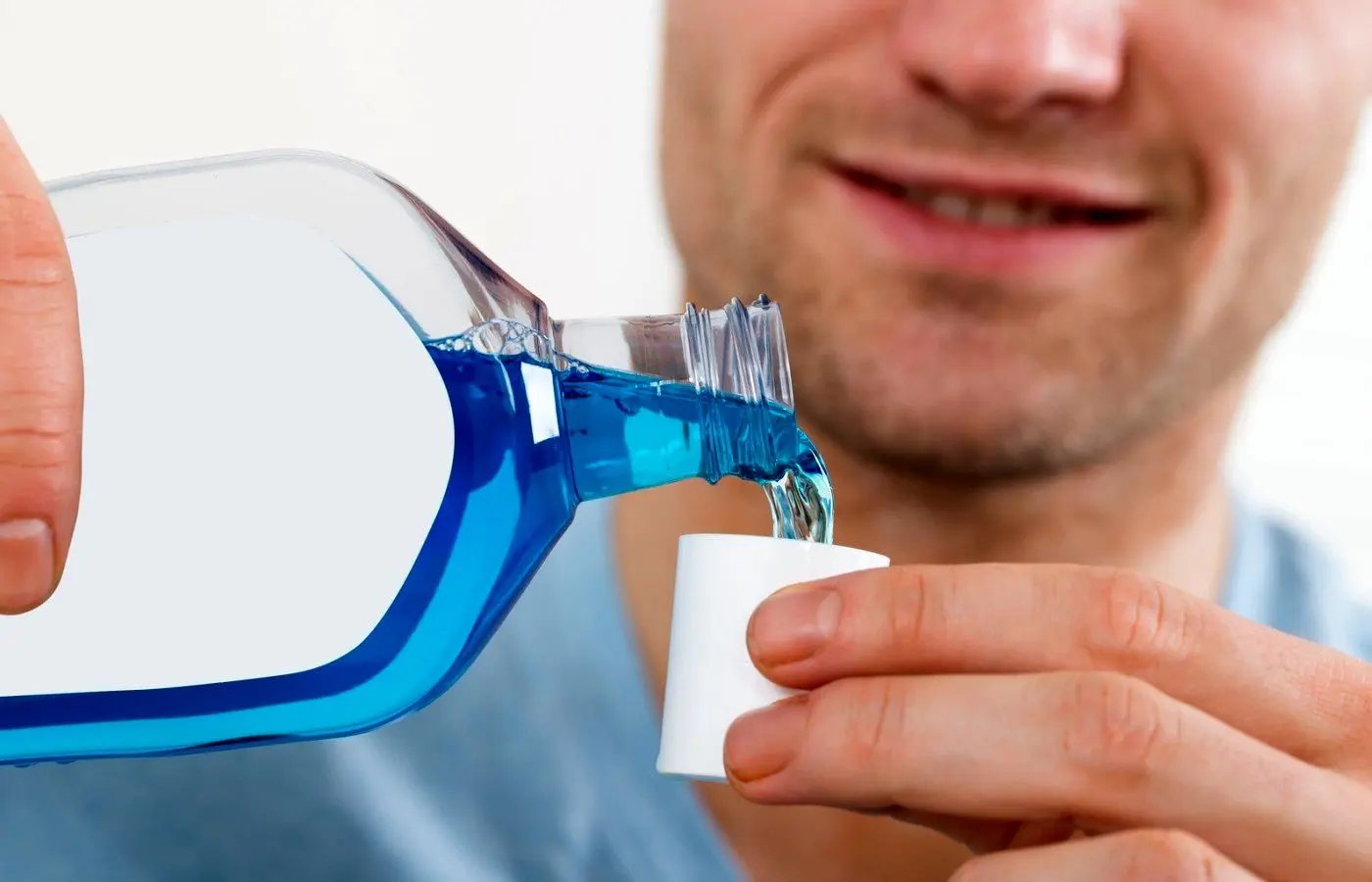 غرغره آب نمک موثرتر است یا دهان‌شویه؟