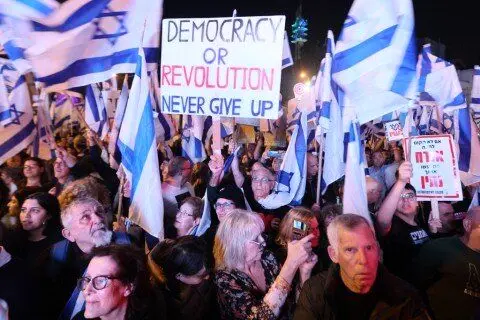 نتانیاهو از اصلاحات قضایی عقب نشست اما تظاهرکنندگان به خانه نرفتند