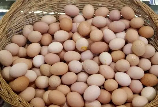 فیلم| حقه بازی در تبدیل تخم‌مرغ معمولی به تخم‌مرغ محلی در چین!