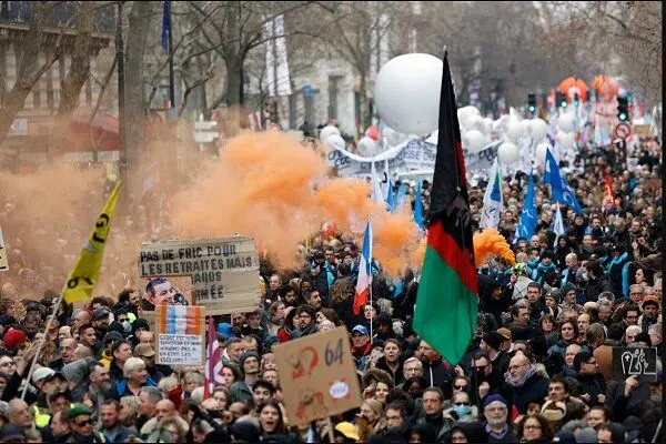 تظاهرات میلیونی مردم فرانسه علیه دولت ماکرون + تصاویر