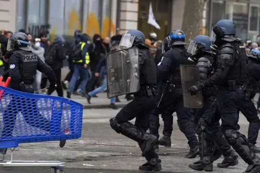 فیلم | بعضی از افراد پلیس فرانسه از سرکوب معترضان خودداری کردند