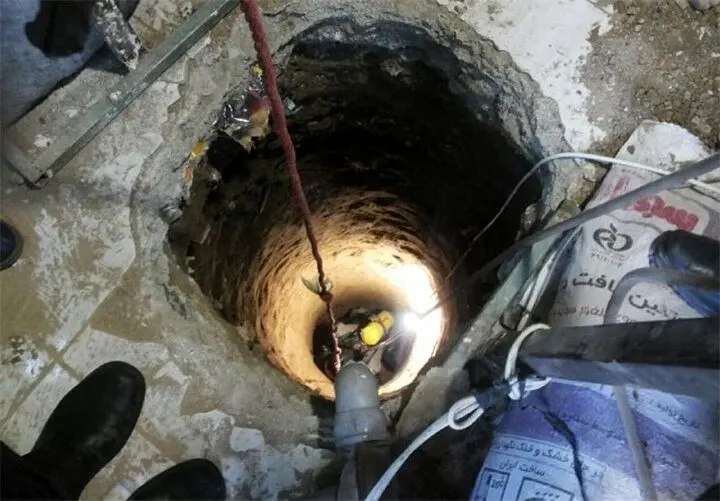فیلم| عملیات نفسگیر بیرون کشیدن جسد مرد جوان از عمق چاه 50 متری!